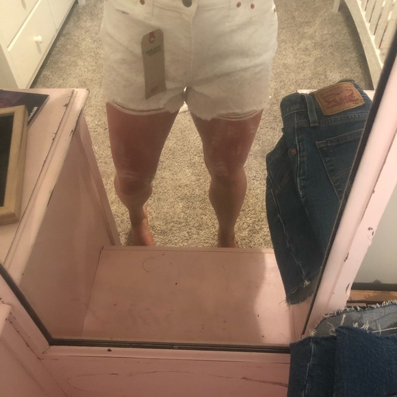 NWT Levi’s White High Waisted Shorts - Picture 4 of 5